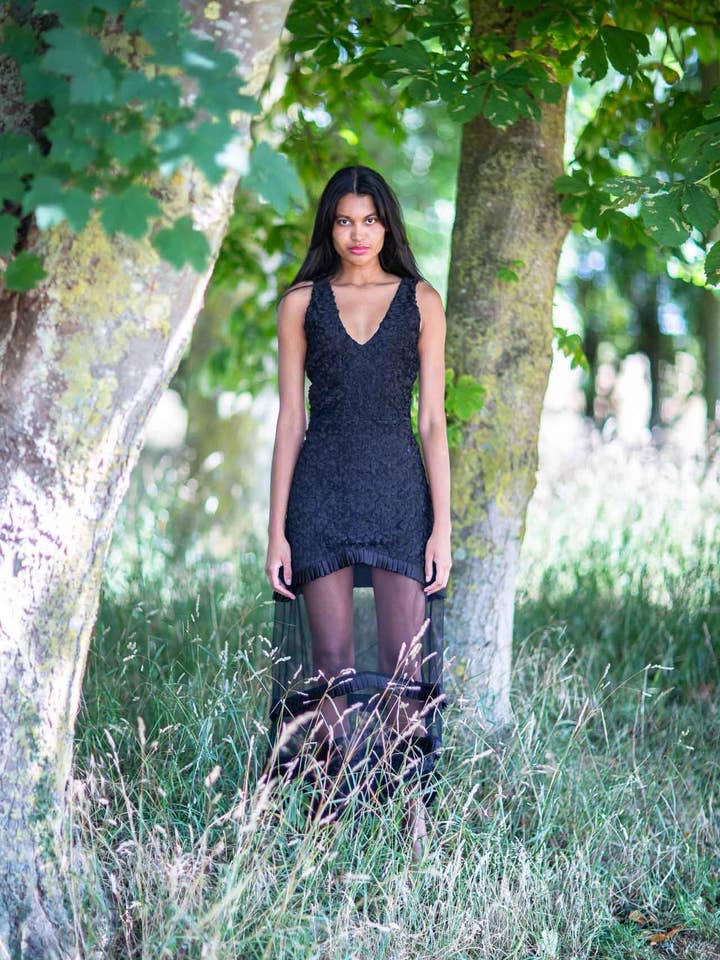 Robe longue en dentelle 3D Verita pour la vente par Numbat