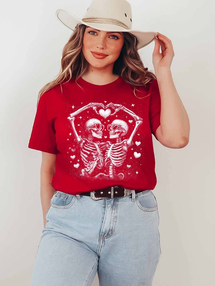 T-shirt graphique pour femmes de la Saint-Valentin, Squelettes en cœur pour la vente par Khristee