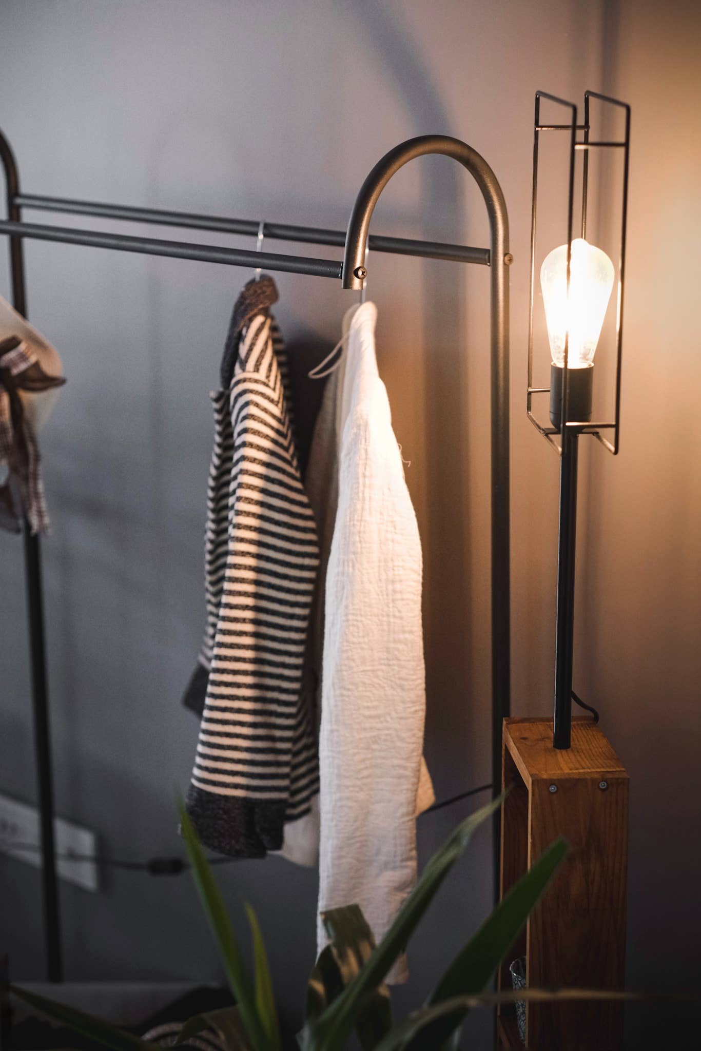 WDMT - Wholesale Kapstok - Metalen kledingrek met halve maan en één stang van WDMT1