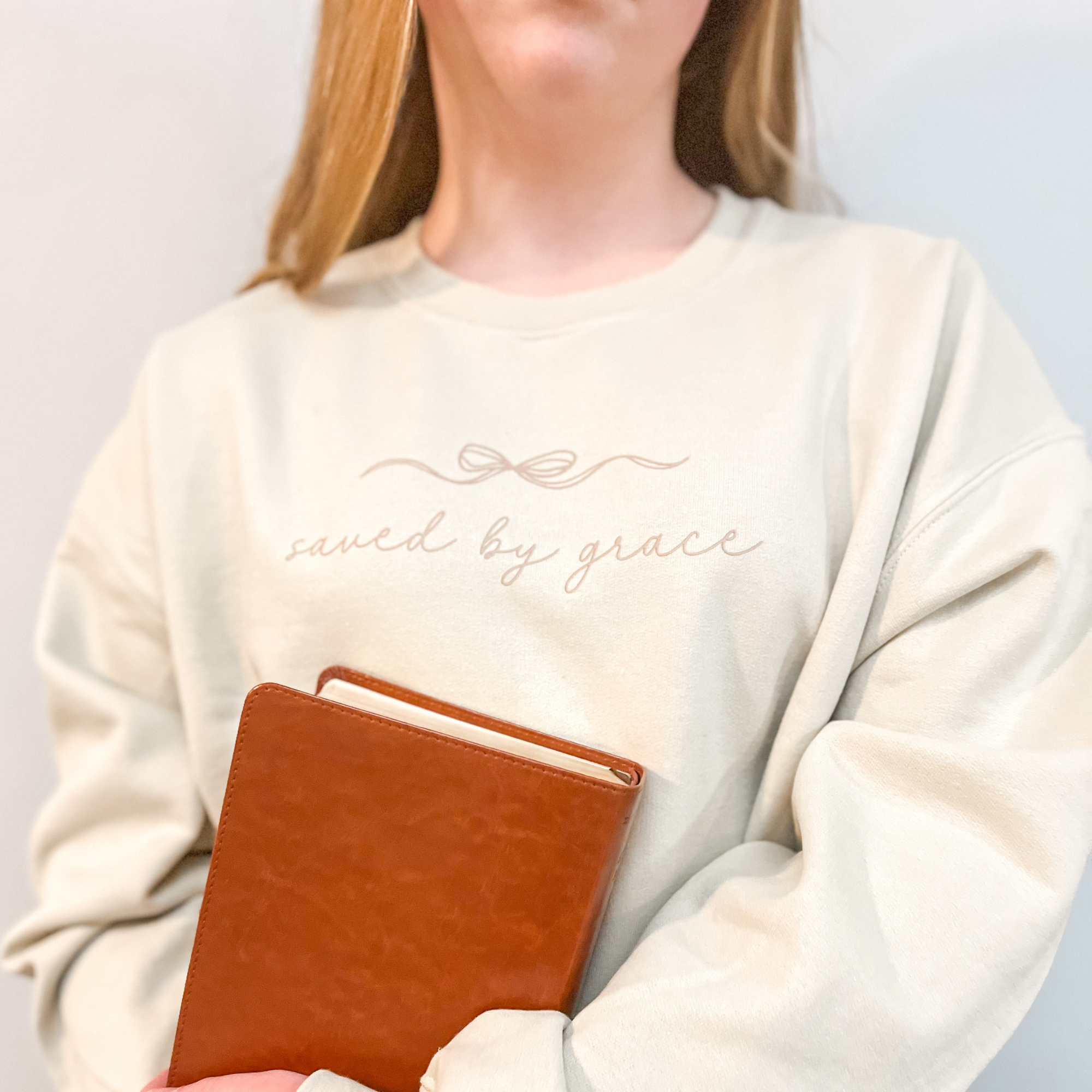 Faith & Life Christian Brands – Engroshandel Grafisk Sweatshirt - Dame – Af Grace Bow Christian Crewneck Trobaseret Sweatshirt5