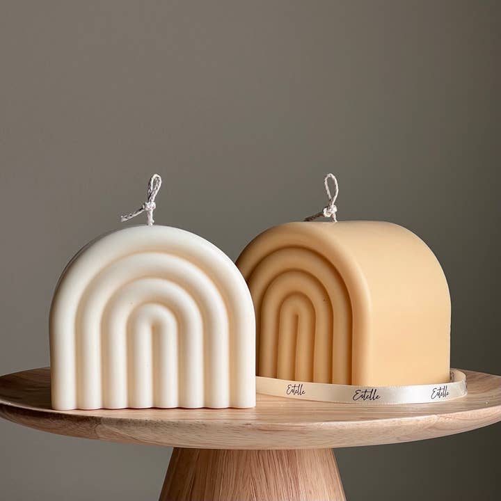 Bougie en soja Arc-en-ciel : Décoration d'intérieur artisanale pour la vente par Estelle Studio