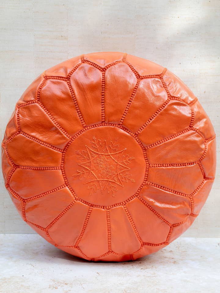 Marokkansk læderpuf – Orange for engroshandel hos Maison Berber