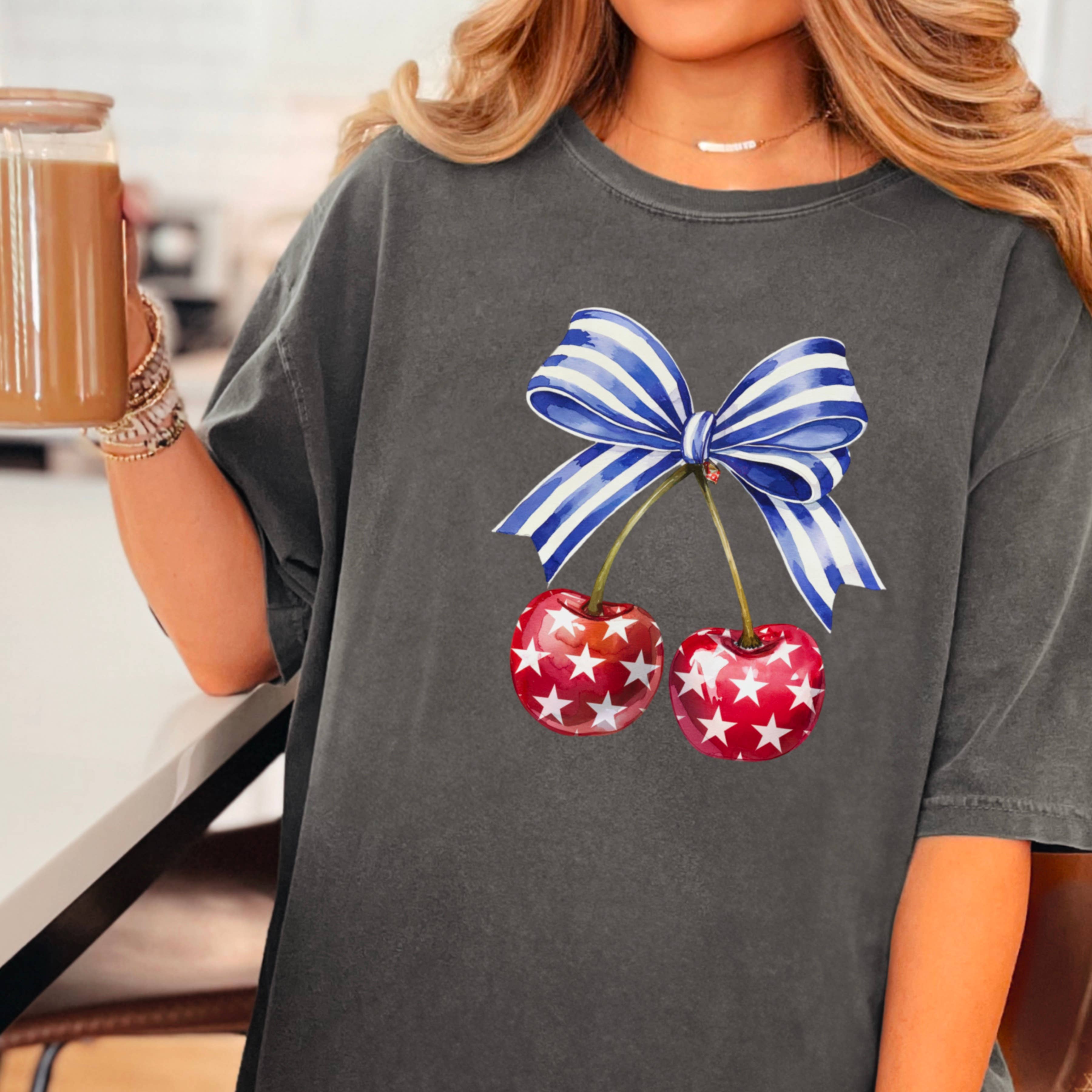 Shoppe SHC – Großhandel T-Shirt (Grafikdruck) – Damen – Coquette Kirschen 4. Juli Grafikshirt | Komfortfarbe22