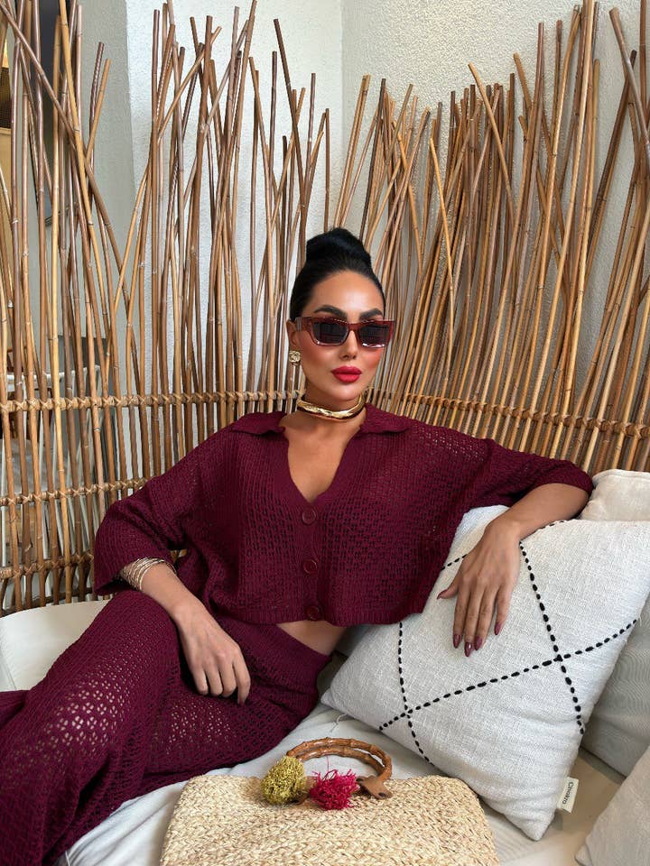 Design company-Fatma Balkir – wholesale Kjol - Dam – Bordeauxfärgad stickad pennkjol och kort blus med knappar framtill2