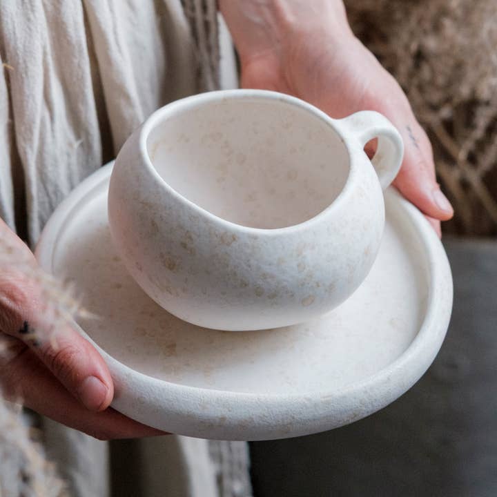 YUTORI CREAM hvid krus "Home" - økologisk stentøj for engroshandel hos LAIMA CERAMICS (SIA Radosa Apvieniba Spares)