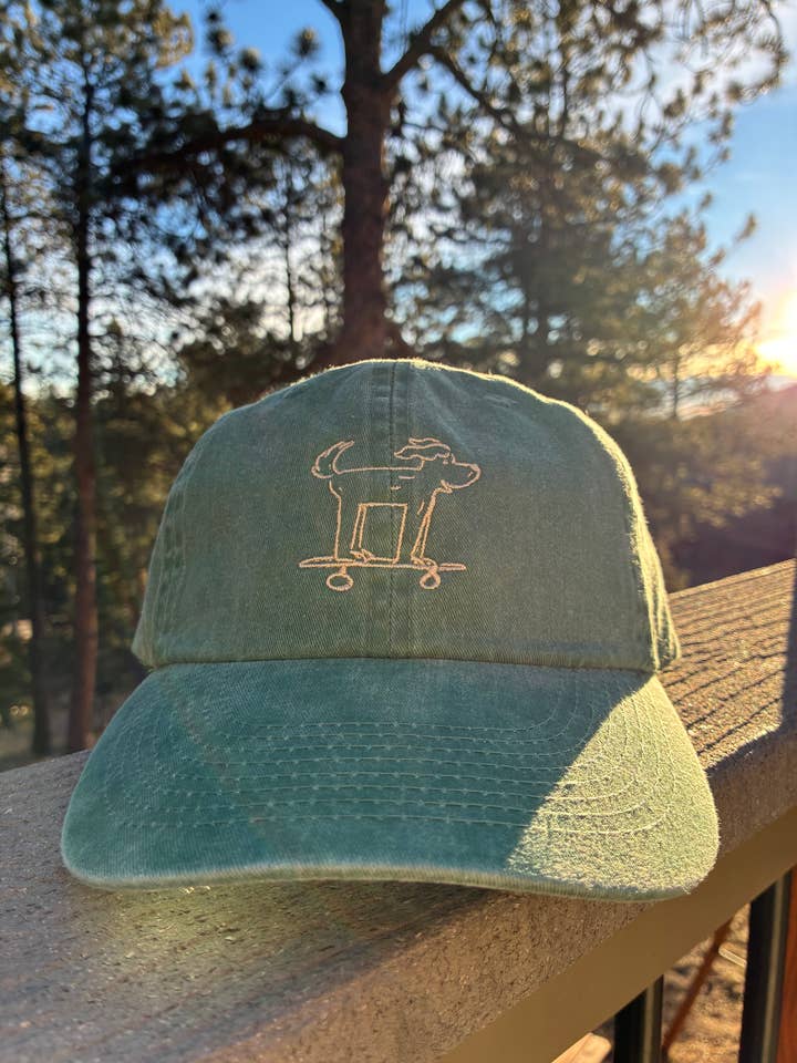 Cappellino da papà ricamato con cane skateboarder per la vendita all'ingrosso da parte di Buffalo Mountain Print + Supply