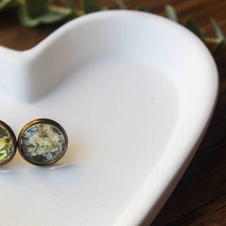 Boucles d'oreilles à tige Pressed Babies Breath Flower | Bijoux sans nickel et sans plomb pour peaux sensibles | Cadeau pour les amateurs de fleurs pour la vente par With Grace Jewelers