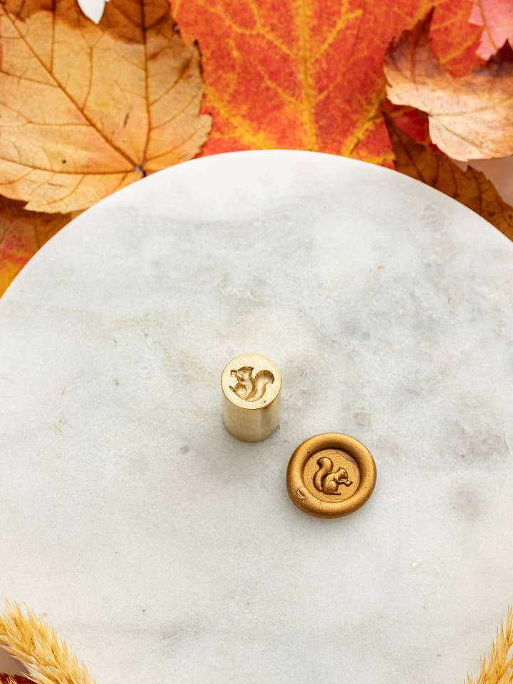 Testina per sigillo in cera mini 9mm scoiattolo per la vendita all'ingrosso da parte di Written Word Calligraphy