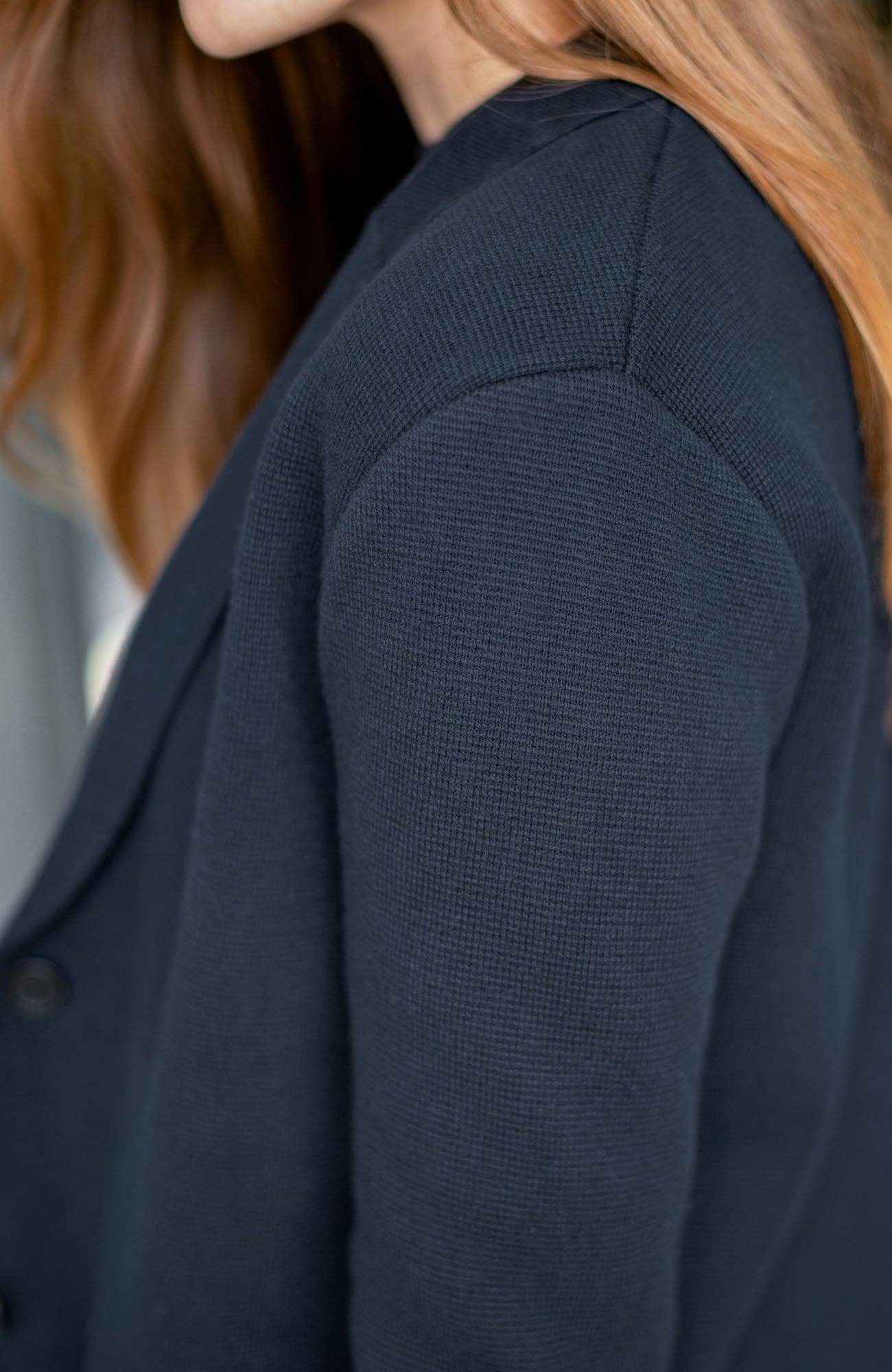 Paul James Knitwear – wholesale Blazer - Dam – Stickad kavaj i medelvikt bomull avslappnad passform för kvinnor10