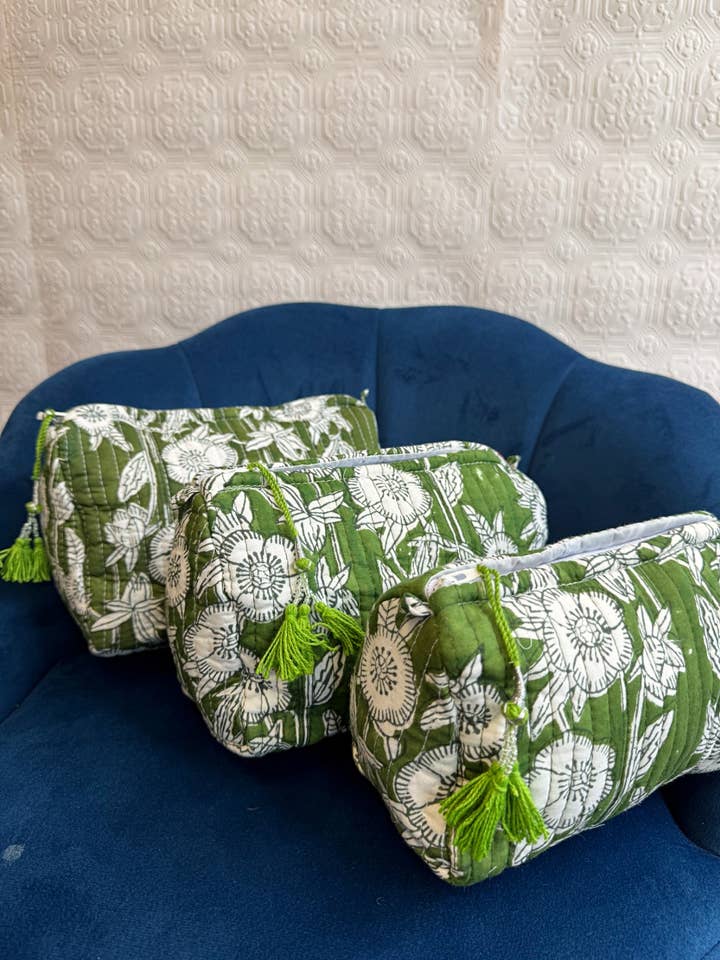 3 Stück grün-weiße Waschtaschen mit Blumenmuster für den Großhandel von Essential Designs London