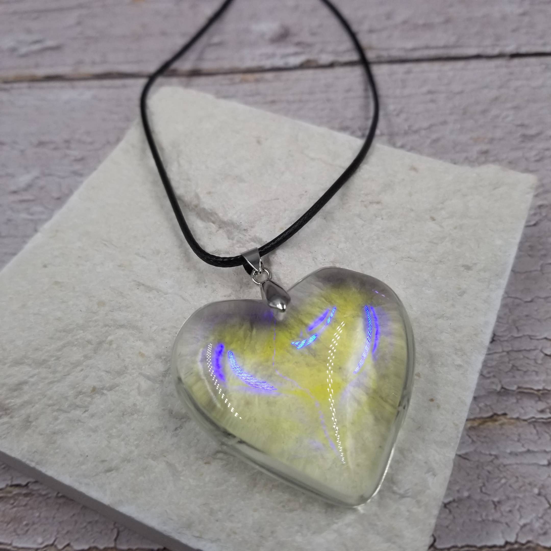 Treasure Wholesale - Wholesale Pendant/Charm Necklace - Large Glass Heart Valentine & Mother's Day Necklace1