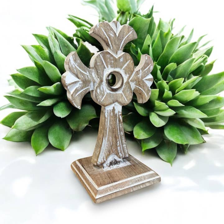 Croce da tavolo intagliata a mano in legno di mango a doppia faccia per la vendita all'ingrosso da parte di Wilco Home