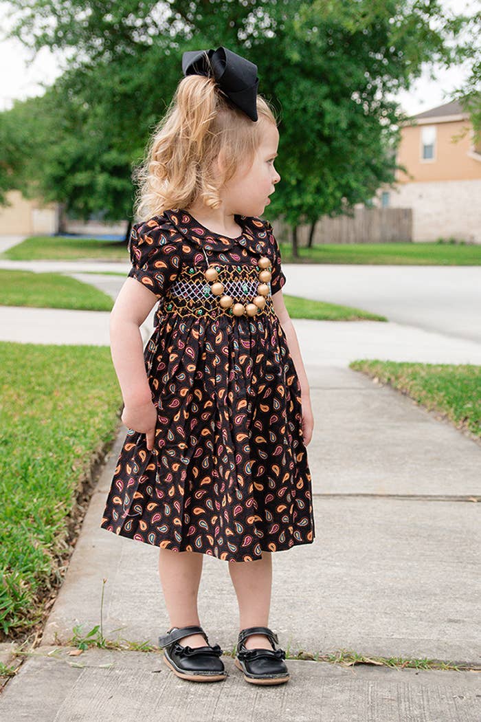 SISSYMINI - Vente Robe – bébé - Robe vichy brune smockée à la main pour bébés et tout-petits8