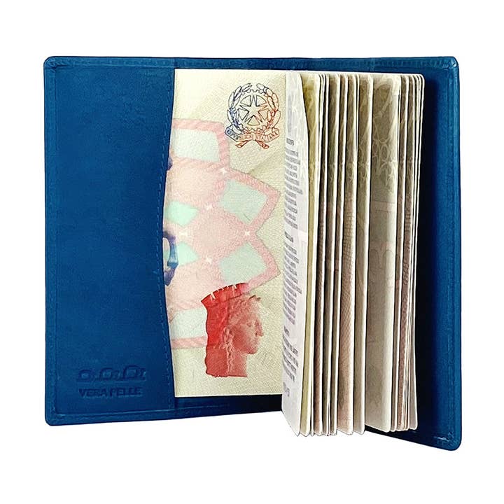 K10237MB | Reisepasshülle aus echtem Vollnarbenleder mit leichter Maserung. Farbe: Blaue Jeans. Maße zusammengeklappt: 10 x 14 x 1 cm — Verpackung: Geschenkbox mit starrem Boden/Deckel für den Großhandel von Kaili mood / RENATO BORZATTA - Italy since 1978 -