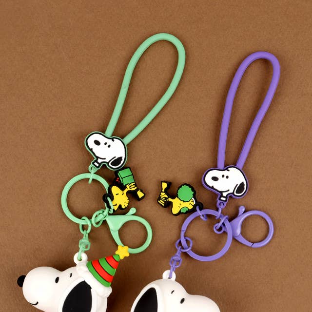 K-Wonderland - Wholesale Sleutelhanger - Uniseks - Pinda's Snoopy Kerstfiguur Sleutelhanger (Willekeurige Stijl)2