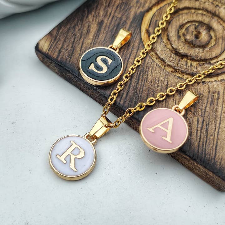 Personlig anpassad mini initial bokstav alfabet bokstav skivhalsband för wholesale av The Colourful Aura