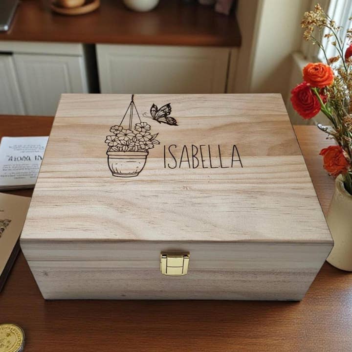 Boîte à souvenirs personnalisée avec papillon : Coffret à souvenirs en bois gravé pour la vente par Newfashioned Relics