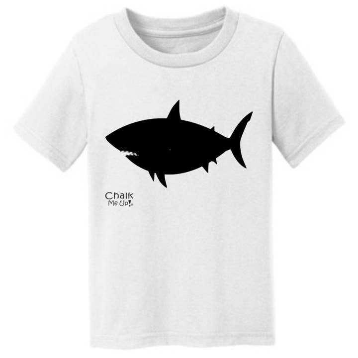 Le t-shirt Shark DIY Tie Dye comprend un kit de teinture et un marqueur à craie de 6 pièces pour la vente par Chalk Me Up