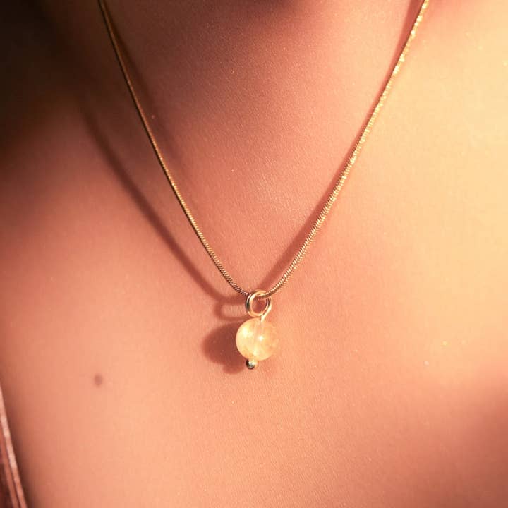 Vachana - Collier Torsadé en Quartz Rutile Doré Rond pour la vente par Vachana