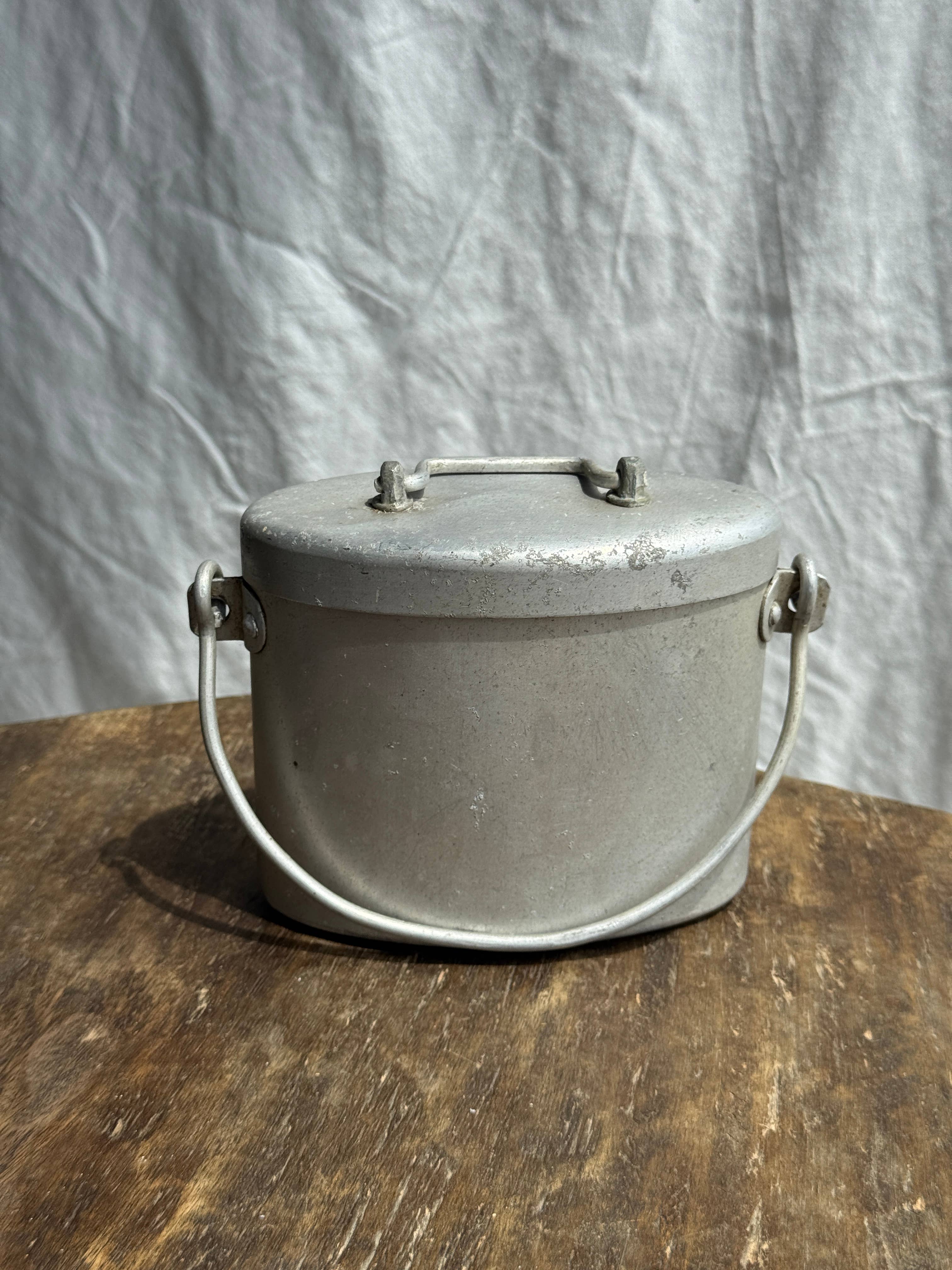 Office Objets – wholesale Prydnadslåda – Liten vintage oval matlåda med handtag och fack6