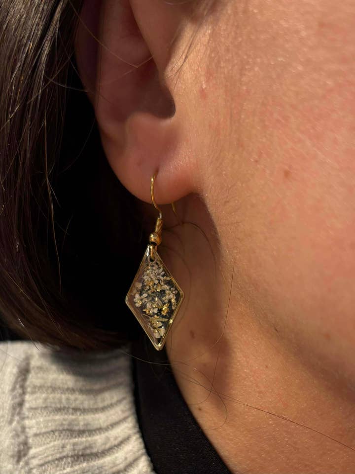 Oorbellen met gedroogde bloemen gouden ruit voor wholesale door Madame Cousette