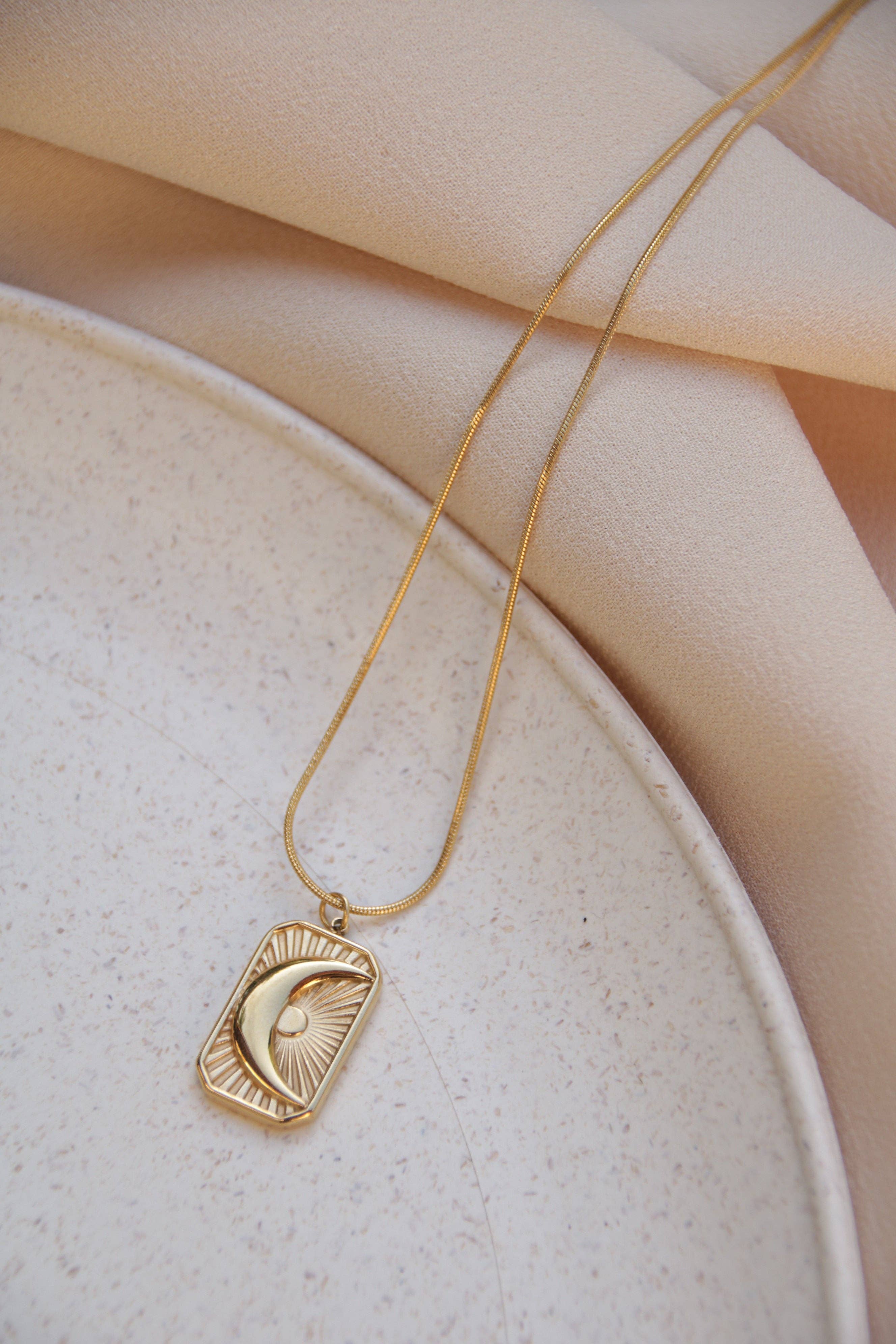 Positiva Jewelry – Engroshandel Halskæde med vedhæng – 18k forgyldt halskæde i rustfrit stål med månevedhæng6