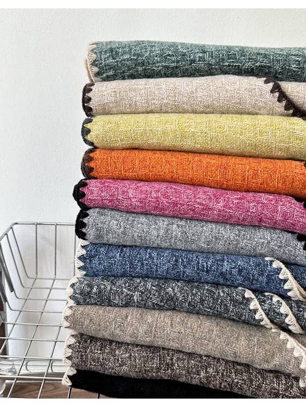 Écharpe triangle à bord brodé JC023507 pour la vente par JC Sunny Fashion