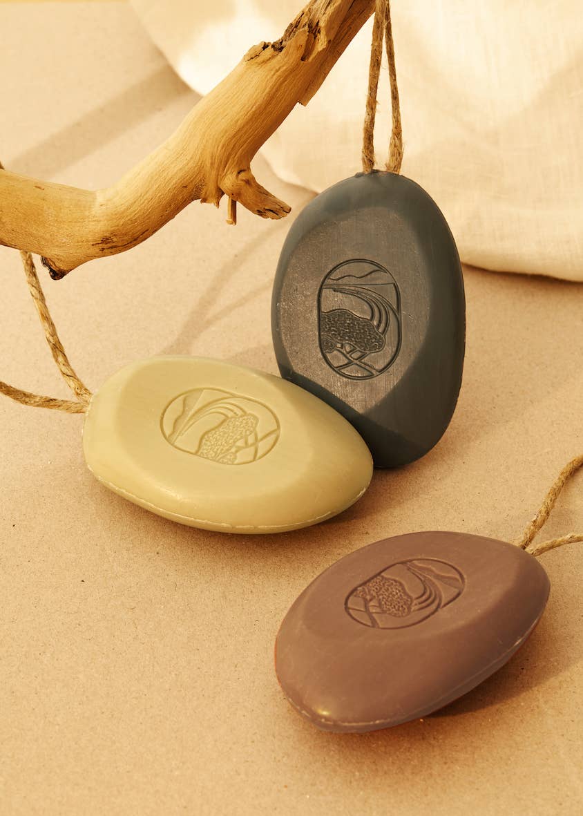 Aqui d'Aia – wholesale Bar Soap – Pebble soap on rope with Musk, Myrrh and Amber 200g2