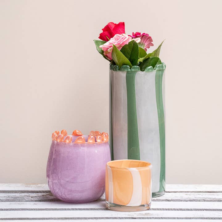 Randig vas i munblåst glas, med vit pärlkant. för wholesale av Maison Lilo