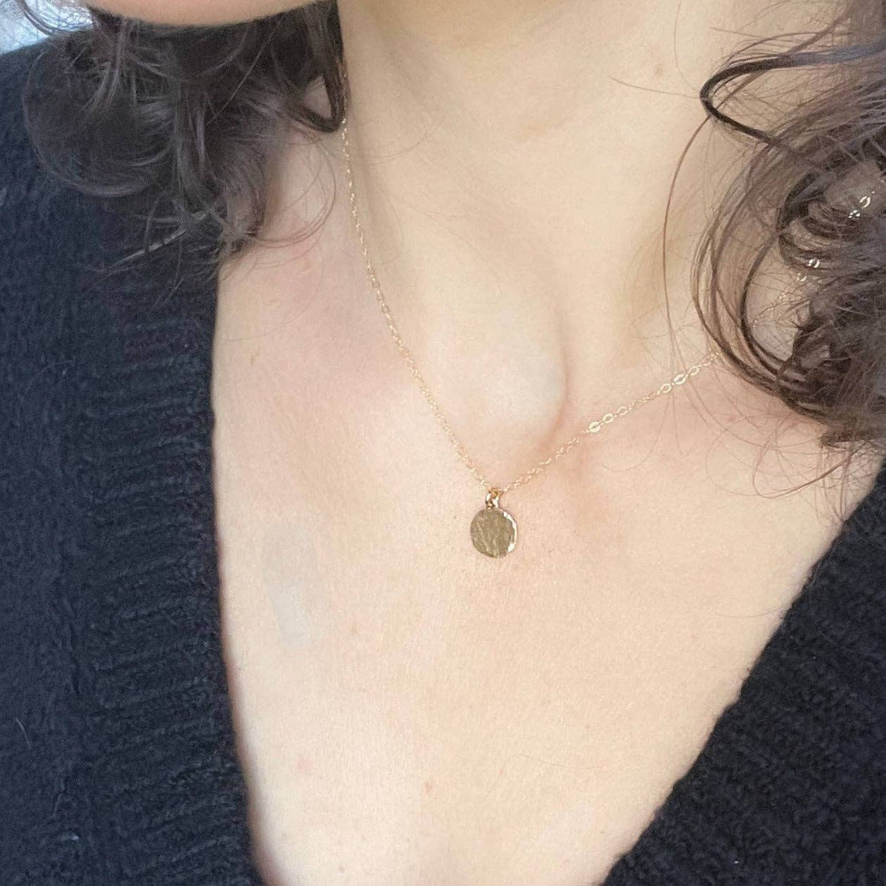 Sela+Sage – Engroshandel Halskæde med vedhæng – Hamret guldfyldt cirkel vedhæng halskæde3