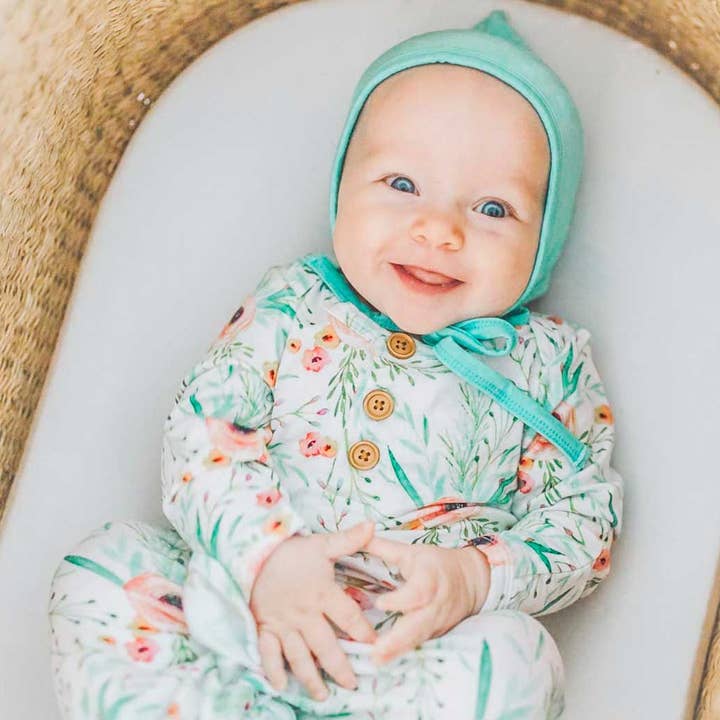 Bata y gorro anudados para bebé | Floral Kiss para venta al por mayor de Dolly Lana