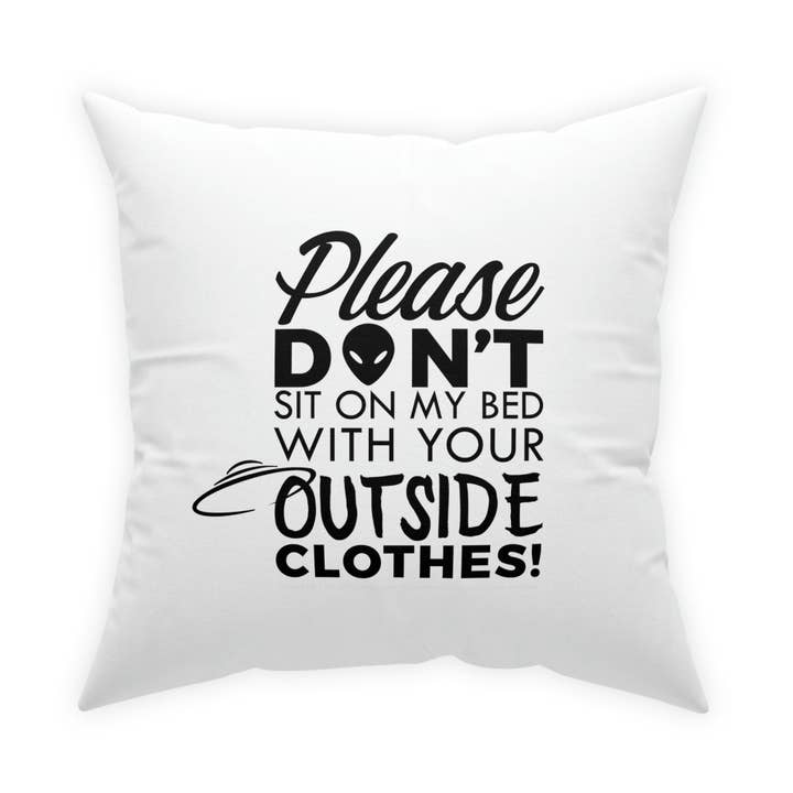 Présentoir en tissu doux | Face A : vêtements d'extérieur | Face B : Gothalina (blanc) pour la vente par Buy Martian Merch™