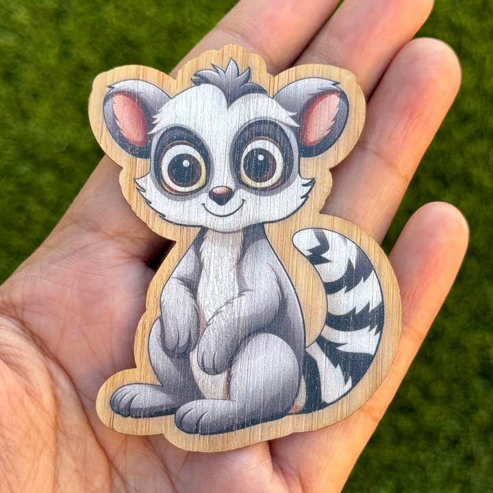 Adesivo in legno di bambù «LEMUR» - Simpatico adesivo in bambù per la vendita all'ingrosso da parte di AFK Design Co