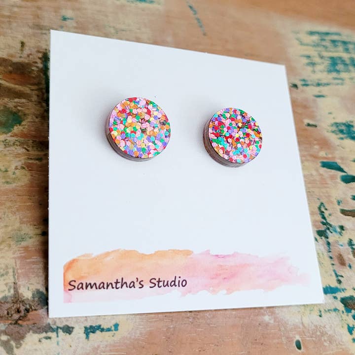 Clous d'oreilles ronds en acrylique Confetti Delight pour la vente par Samantha's Studio