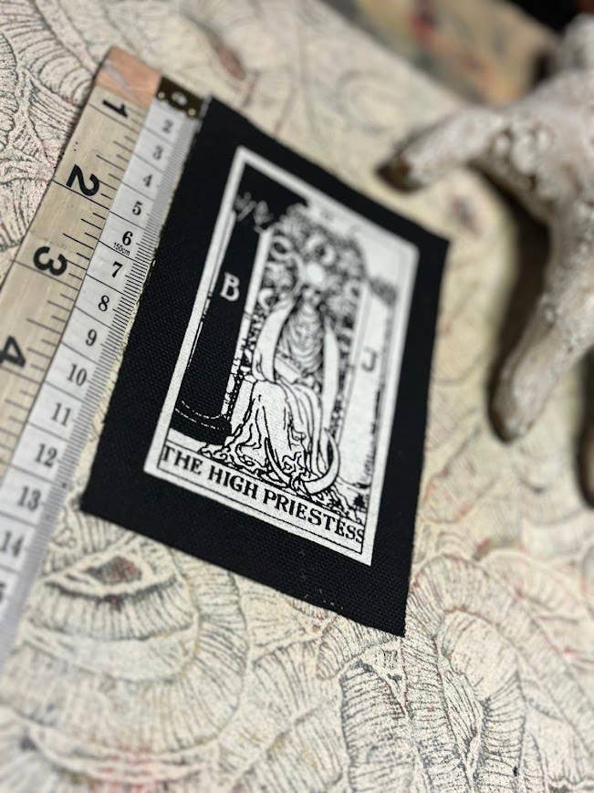 Three Raccoons – Emblema por atacado – Remendo de carta de tarô da Alta Sacerdotisa.5