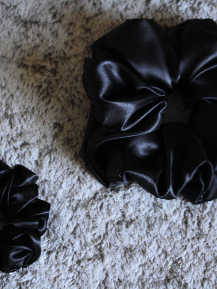 Scrunchie XXL in raso nero - Esmée AccessoriesNco per la vendita all'ingrosso da parte di Esmée AccessoriesNco