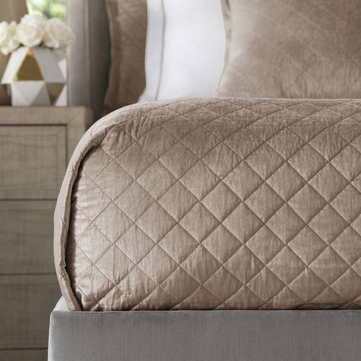 Copriletto trapuntato Chloe Champagne Velvet Queen 96X98 per la vendita all'ingrosso da parte di Lili Alessandra