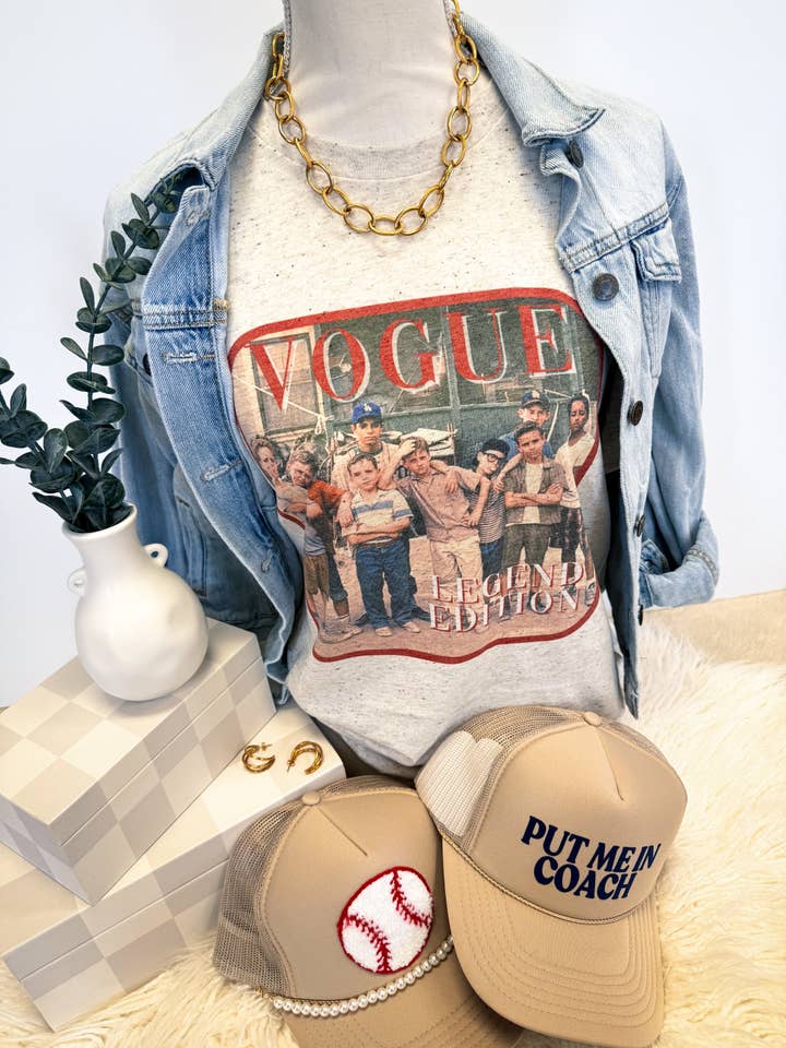 T-shirt de baseball V O G U E pour la vente par Hart and Hollow