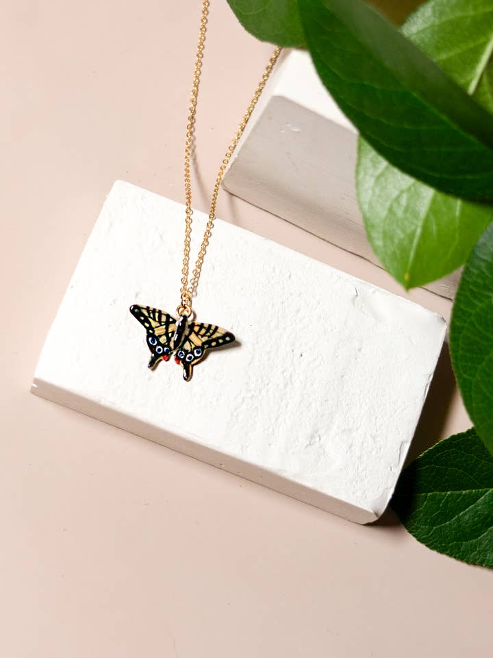 Colar Tiny Flutter Amarelo por atacado de Peter and June