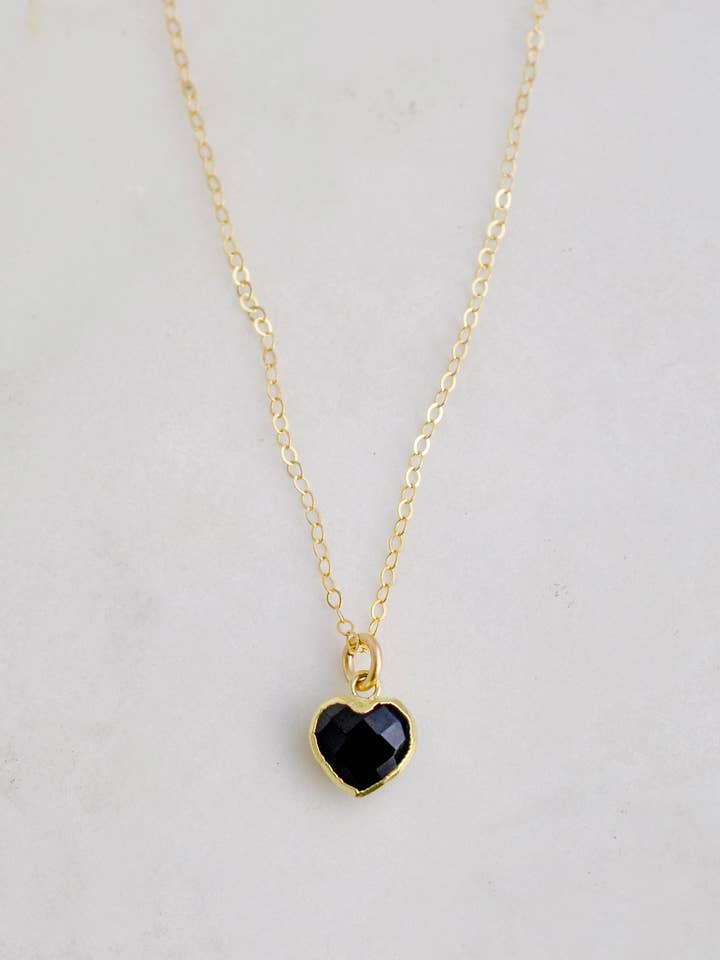 Collier cœur en onyx noir en or 14 carats rempli pour la vente par GEMNIA