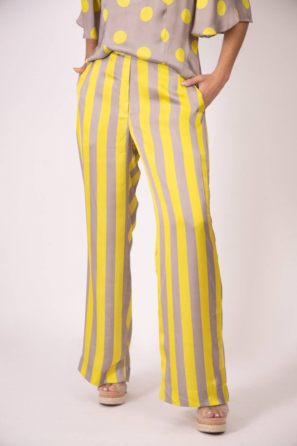 Martha Sevcik - Venta al por mayor Pantalones - Mujer - Pantalones de seda - Rayas verticales grises y amarillas1