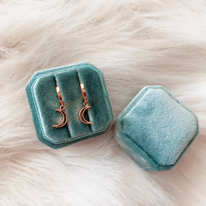 Créoles Huggie Croissant de Lune pour la vente par Oh So Lovely