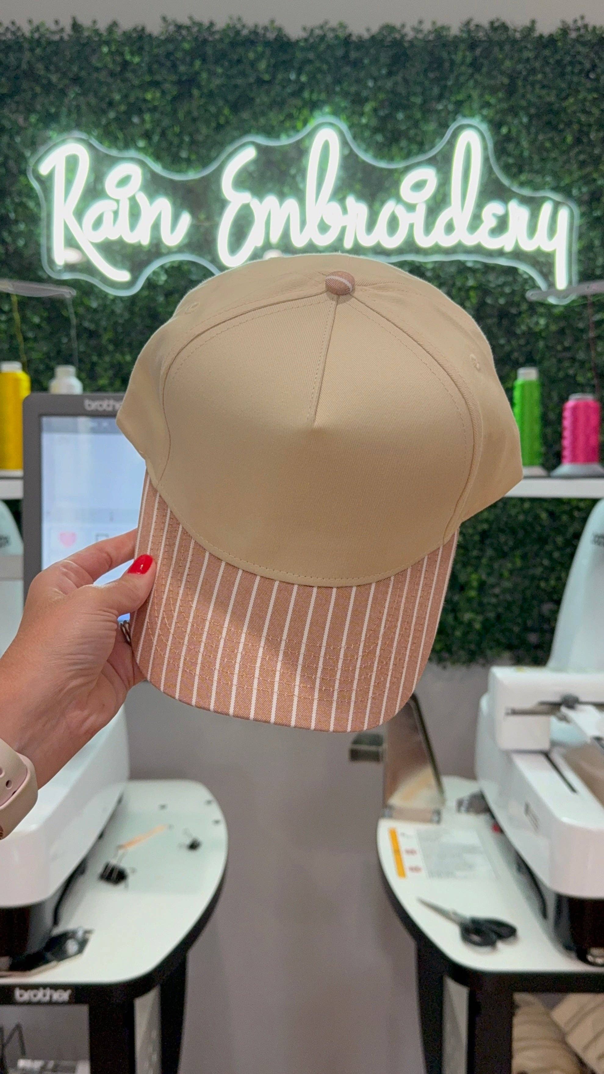 Rain Embroidery – Großhandel Trucker-Cap – Damen – Braun gestreifte Bill (leer) Trucker-Mütze1