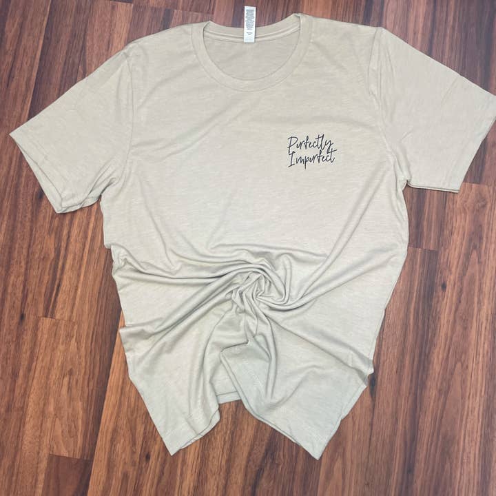 Camicia con stampa tascabile nera perfettamente imperfetta per la vendita all'ingrosso da parte di Paisley Pineapple Creations