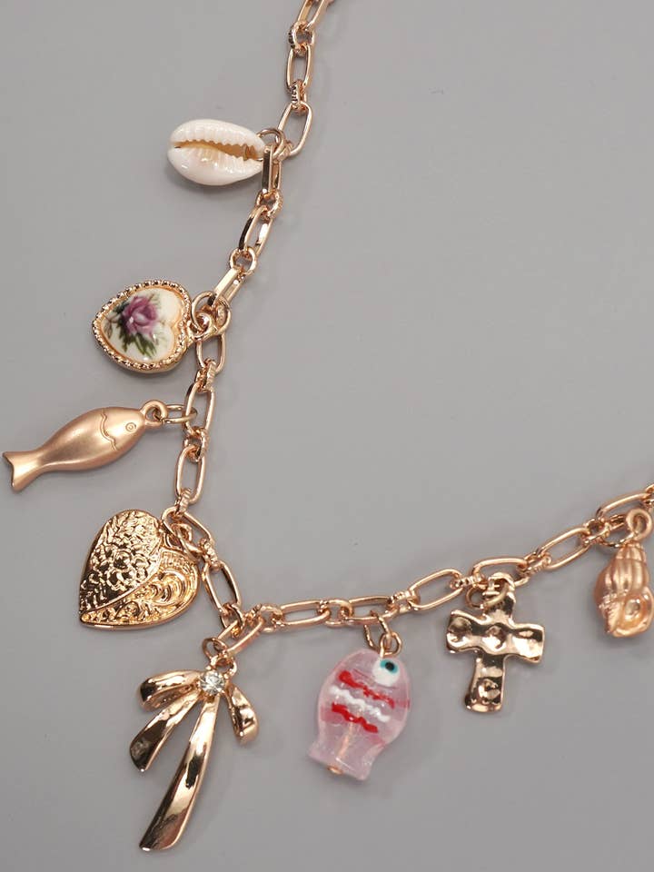 CHARMHÄNGE-FISKROSETT CHARM PÄRLSKAL KORS | 80N92183 för wholesale av JOSSLYN by wall to wall