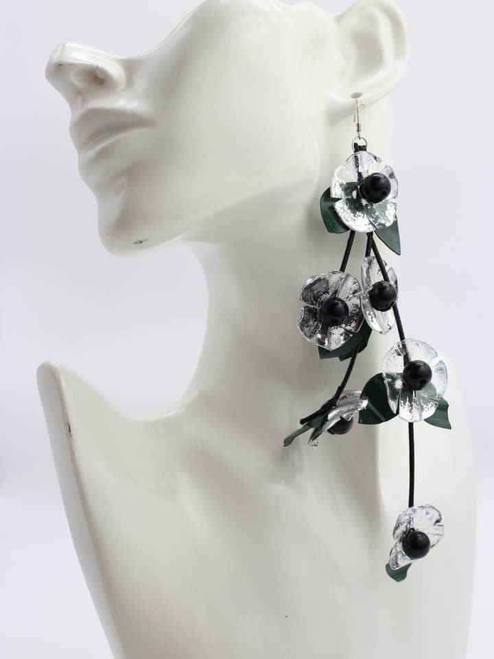 ØRERINGE MED VALMUER AF UPCYCLET PLASTIK MED GRØNT BLAD - HÅNDFORGYLDT for engroshandel hos Jianhui London