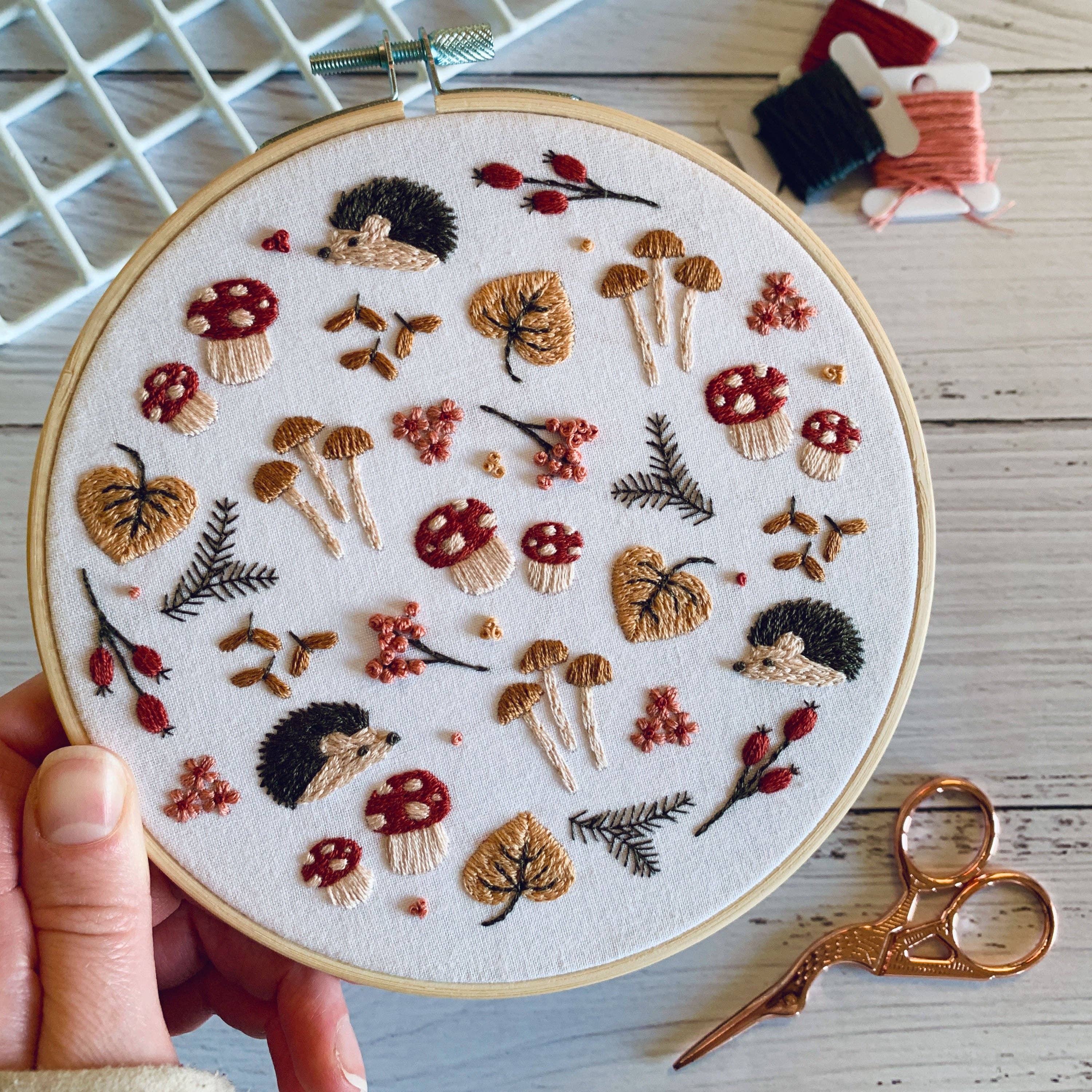 Rose Stitch Art - Vente Accessoire de broderie/point de croix - Kit de broderie Hérisson et Champignon - Artisanat DIY pour débutants pour la détente et la pleine conscience. Modèle de couture à la main Forêt d'hiver1