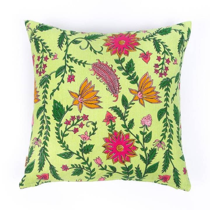 Housse de coussin Shalimar Floral pour la vente par Tikauo
