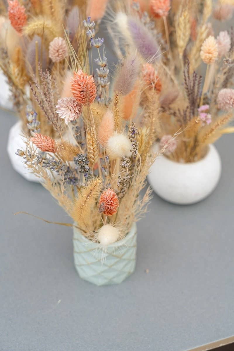 Nema Concept – wholesale Torkade/pressade blommor – Bukett med torkade blommor i betongvaser | Torkade blommor | Present6