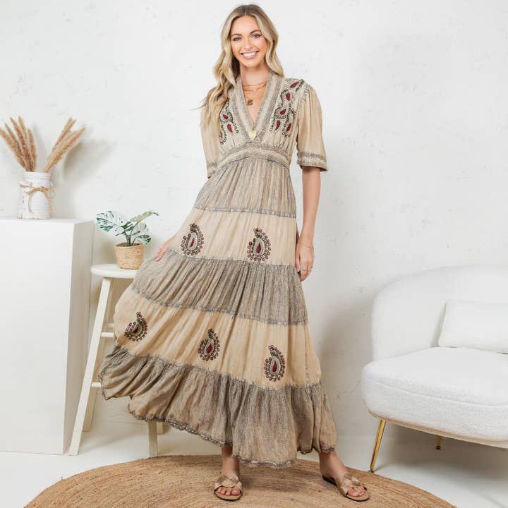 Boho Breeze: Abito lungo maxi a 5 strati con scollo a V per la vendita all'ingrosso da parte di Young Threads